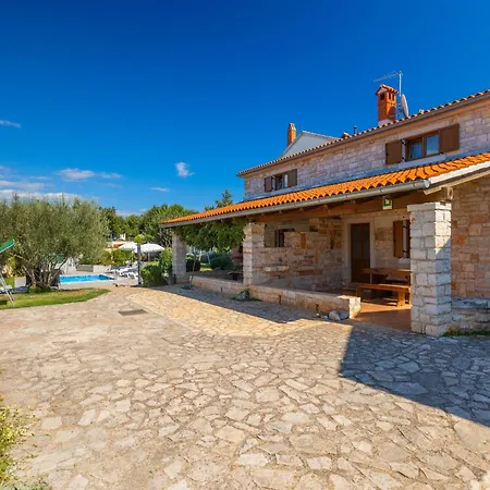 Boutique With Pool In Egotici * Segotici