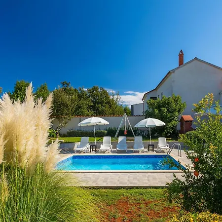 Boutique With Pool In Egotici *